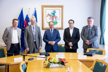 MINISTER VRTOVEC PODPIS POGODBE PIVKA - naslovna